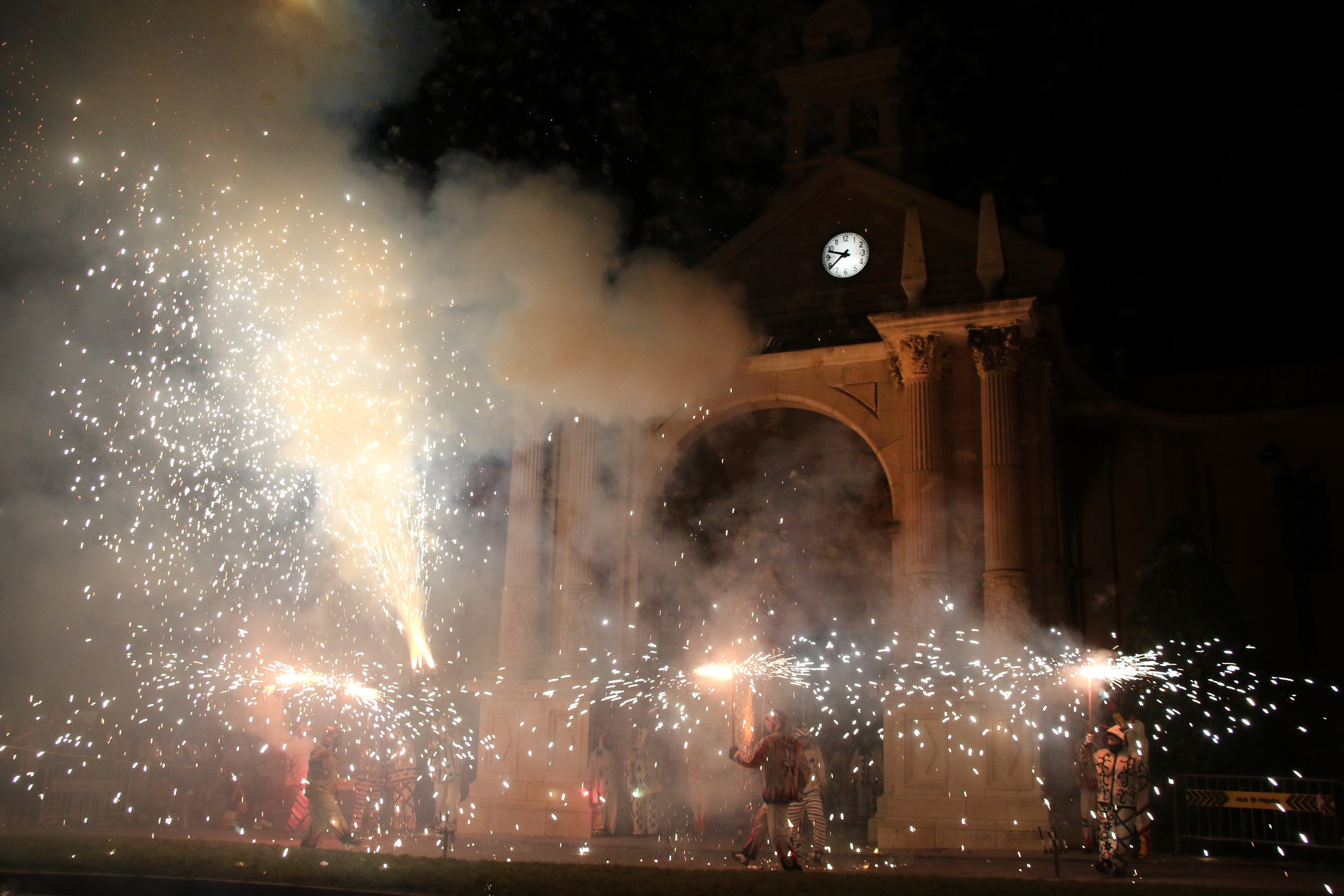 Festes de Misericòrdia · Baixada del Ball de Diables, encesa de la Víbria i el Drac, Carretillada i mostra piromusical