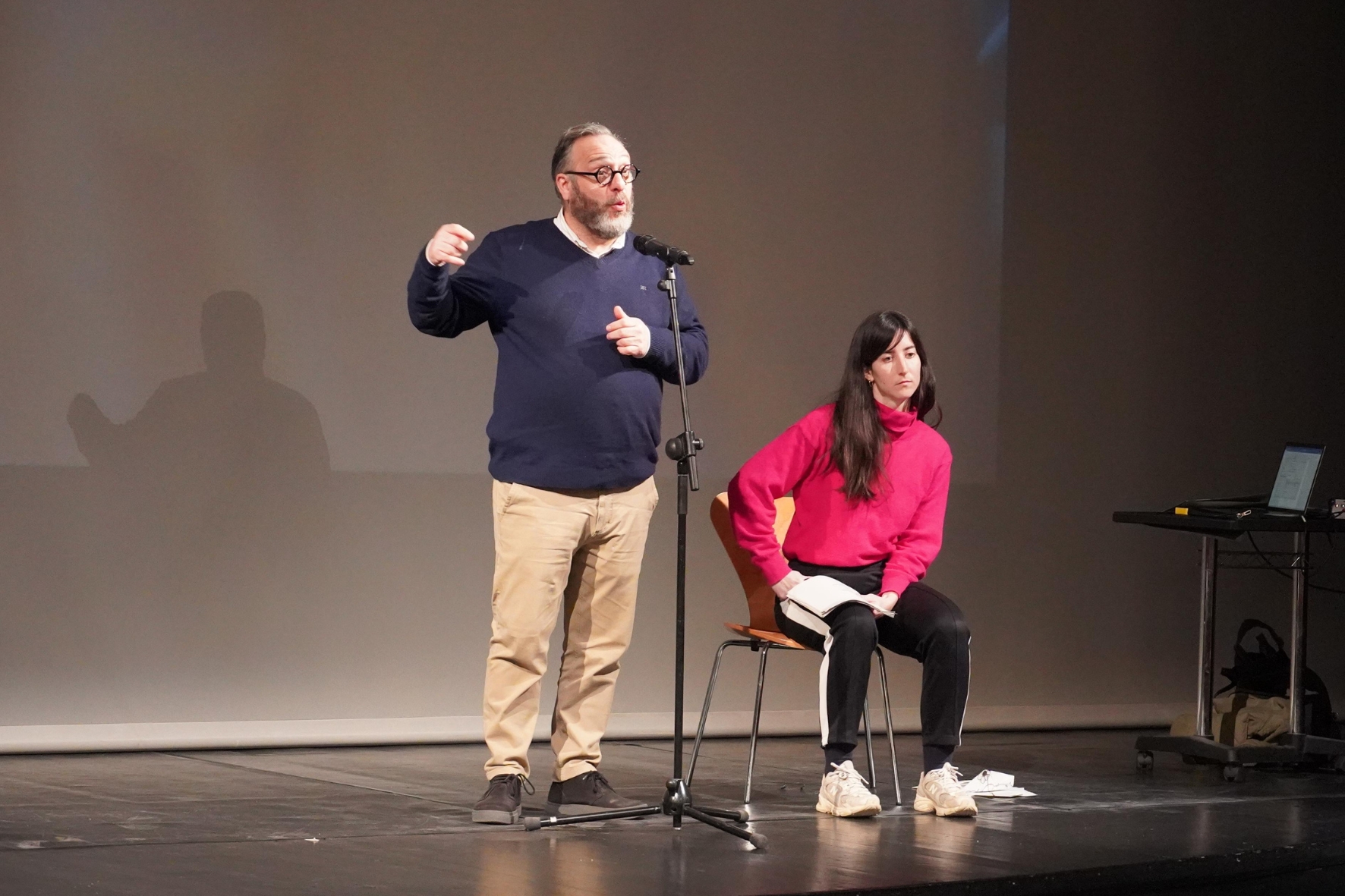 Daniel Recasens, Regidor de Cultura i Política Lingüística durant l'acte de presentació al teatre Fortuny.