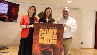 Laia Solanellas acompanyada de l'alcaldessa de Reus, Sandra Guaita, i el regidor de Cultura i Política Lingüística, Daniel Recasens
