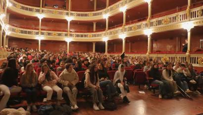 Alumnes d’instituts de Reus ocupen les butaques del Teatre Bartrina durant l’acte de presentació del projecte educatiu Tots Dansen 2024-2025. L’escena mostra un teatre ple, amb els estudiants expectants